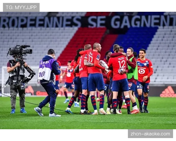 里尔vs马赛一役，球迷向场内投掷纸团导致比赛暂停。