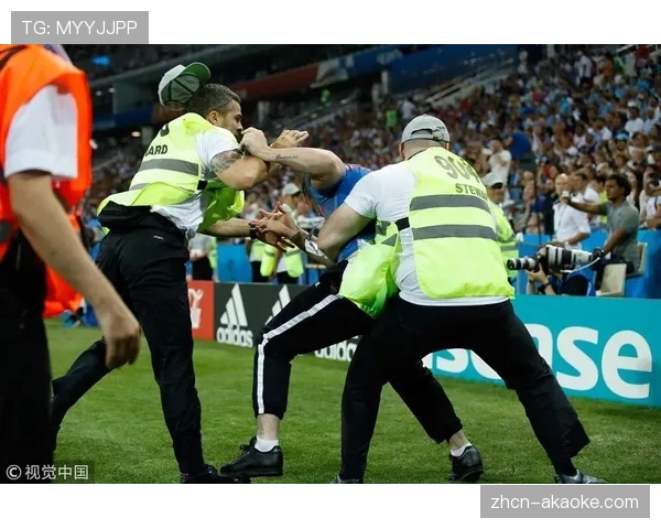 球迷闯入球场事件增加，俱乐部加强安保措施
