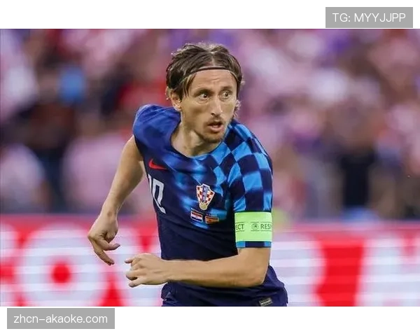 终场哨响，克罗地亚老将莫德里奇跪地掩面，皇马艰难取胜